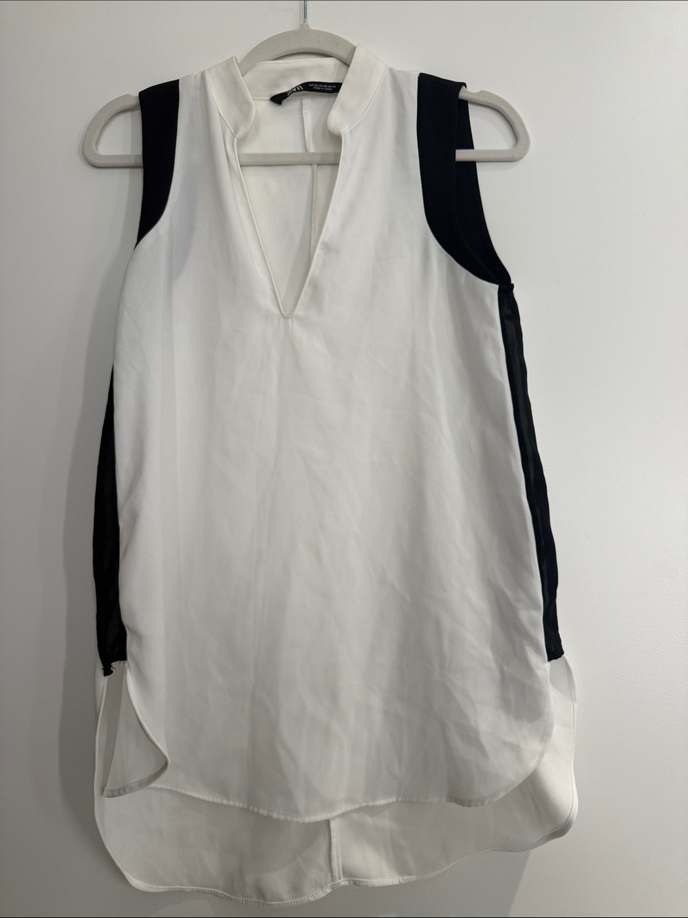 Zara White Sleeveless V-Neck Blouse with Black Panels